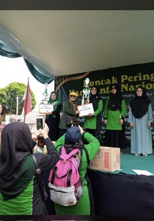 Tanzilla Saffana menerima hadiah juara 2 lomba hadroh tk kabupaten /grup hadroh Sanggrahan