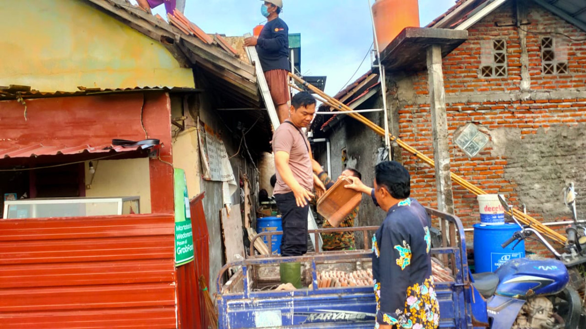 Kerja bakti  pembenahan rumah warga terdampak angin di padukuhan Bakungan bersama Bhabinkamtibmas