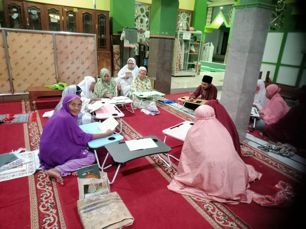 Latihan membaca Alquran dgn metode ummi jilid 5 halaman 19 sampai 21 Lansia Padukuhan Malangrejo