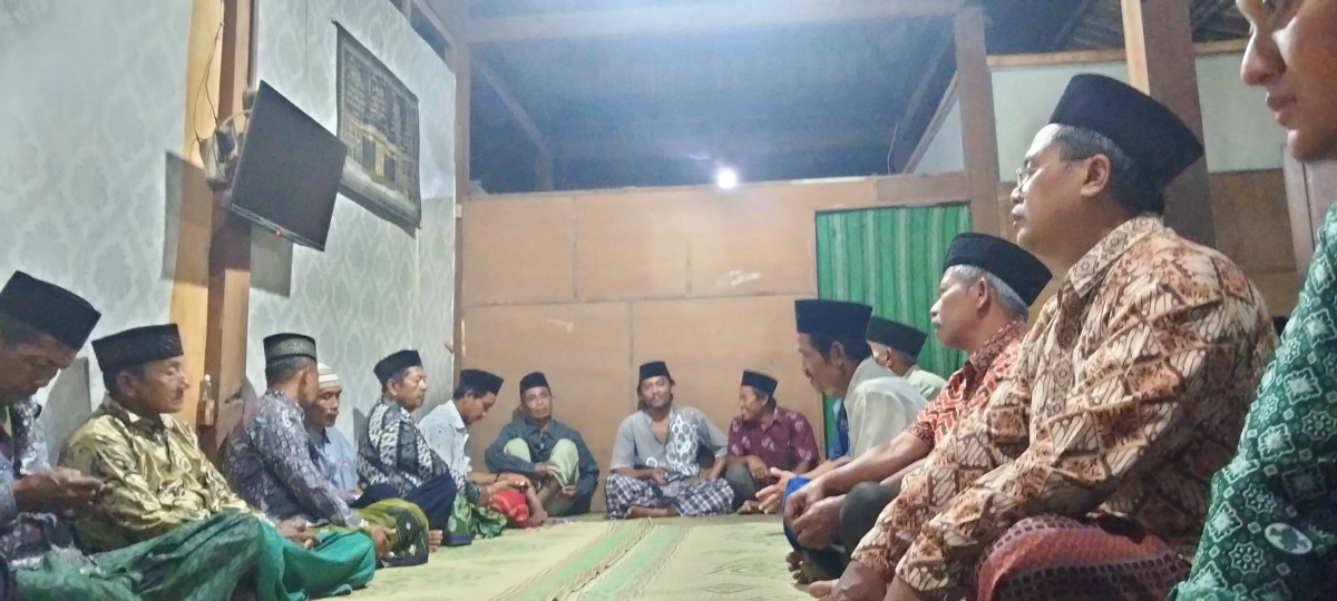 Tahlil dan do'a Peringatan 1 tahun orang meninggal di padukuhan Tonggalan