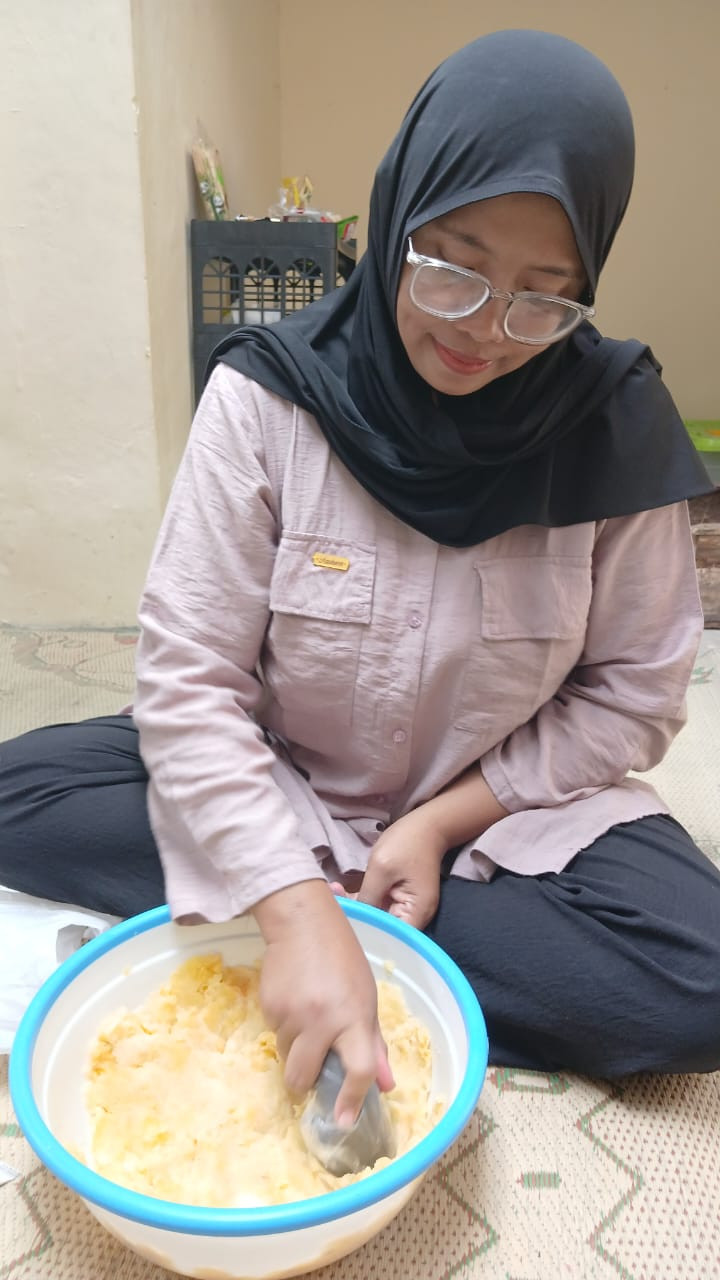 proses pembuatan PMT lokal untuk bumil oleh kader Pucanganom