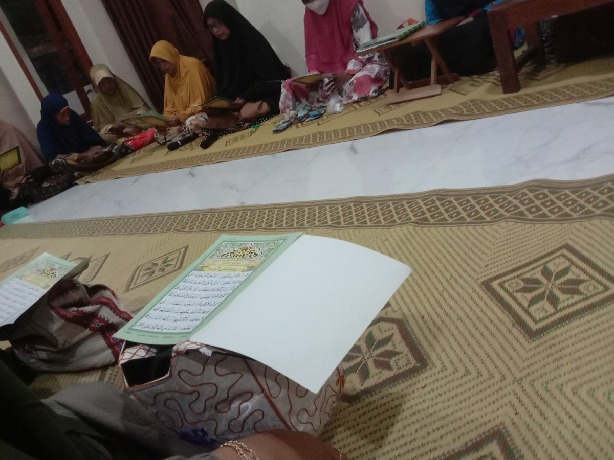 Pengajian rutin malam jumat oleh ibu2 warga krajan