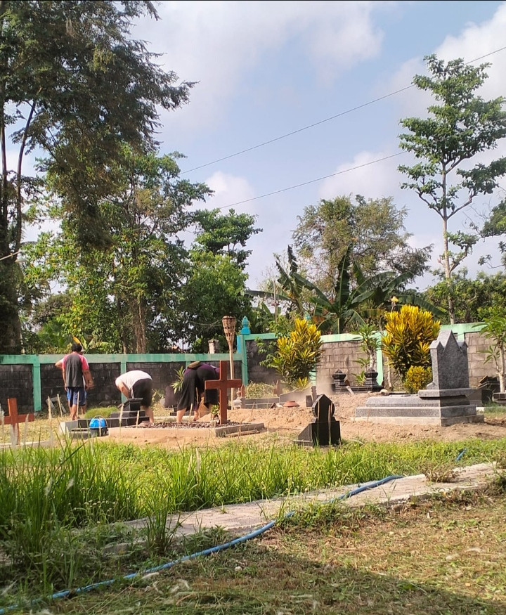 Masyarakat Demangan kerjabakti dimakam