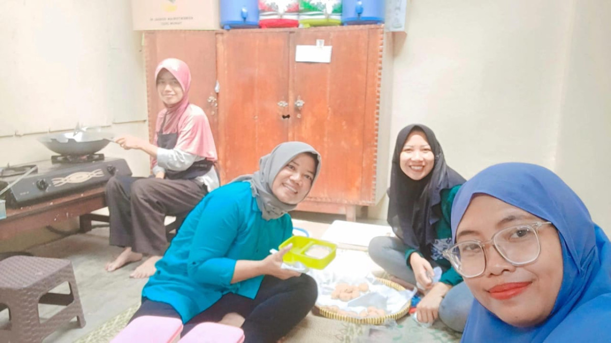 Proses pembuatan PMT lokal oleh kader pucanganom