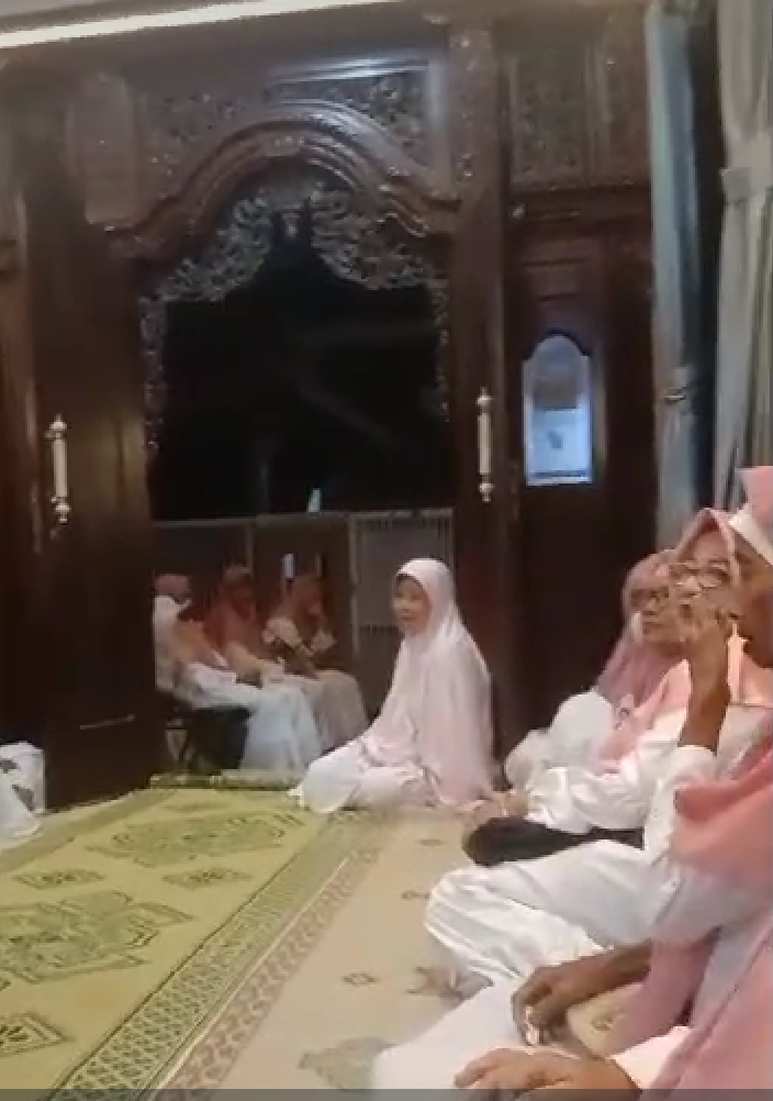 Pengajian dalam rangka 7 Bulanan kehamilan Ibu Risma oleh ibu2 warga Krajan