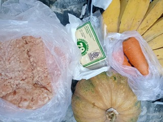 Menyuplai bahan basah PMT lokal oleh kader Sanggrahan