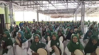 Tanzilla Saffana Sanggrahan mengikuti parade hadroh Harkah Imjat ke - 7