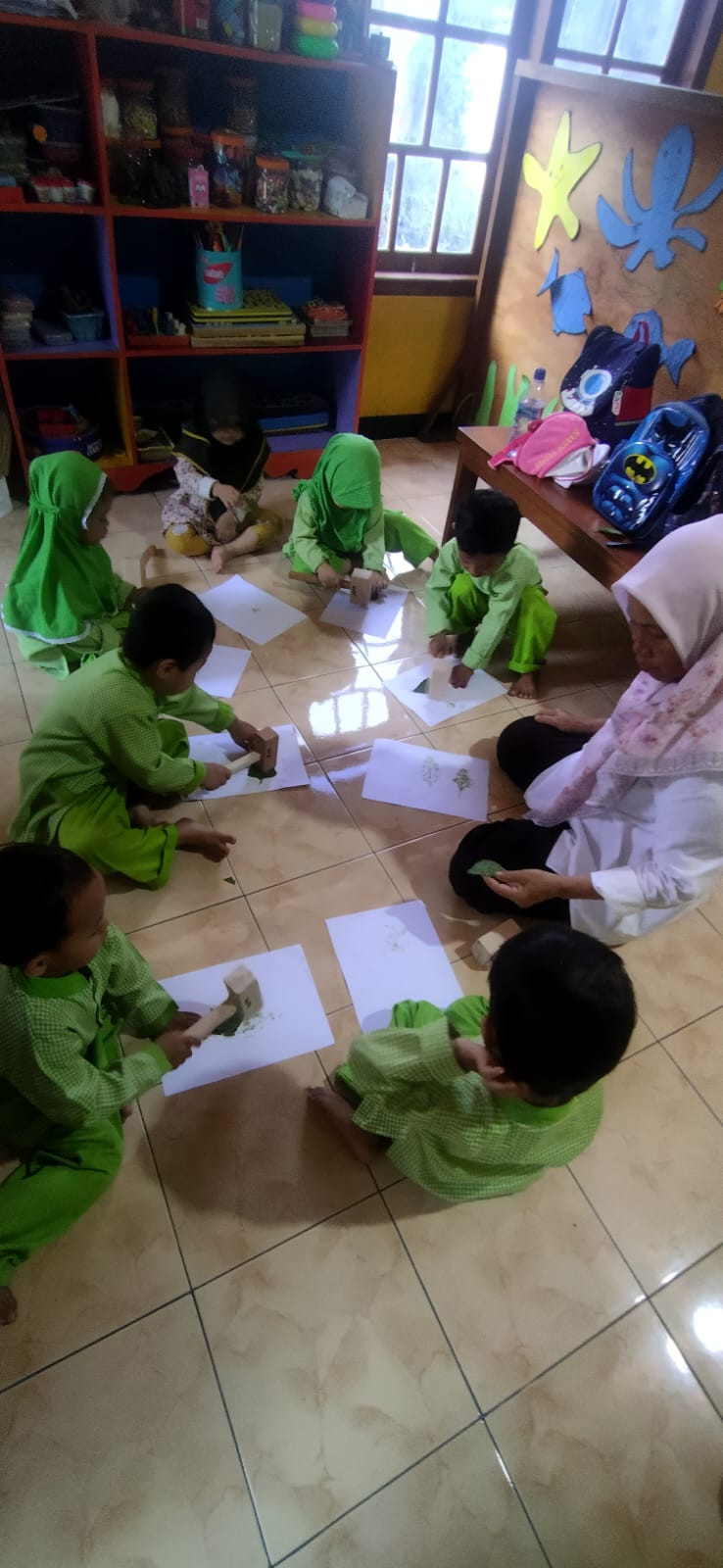 Belajar membatik bersama bunda guru