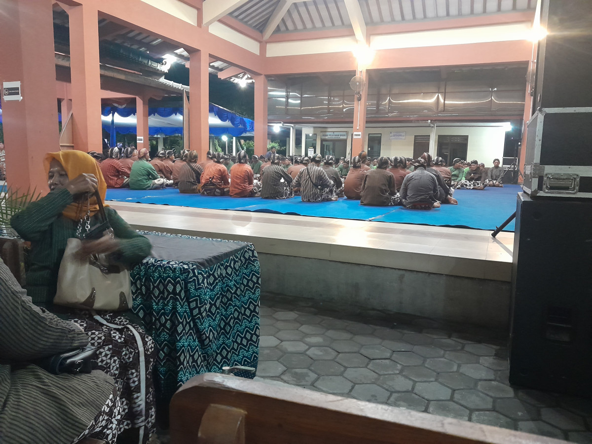 Kenduri dlm rangka merti desa wedomartani yg di hadiri oleh kader krajan