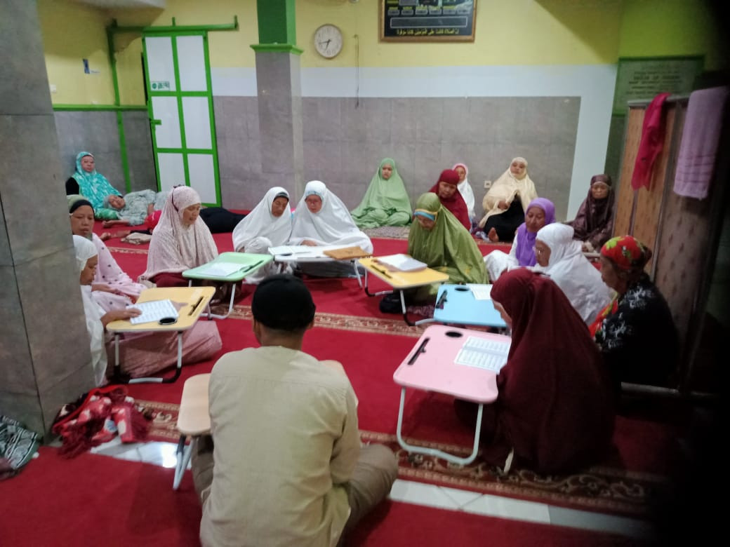Kegiatan ibu2 masjid Ar Rohmah Malangrejo   Latihan membaca iqro