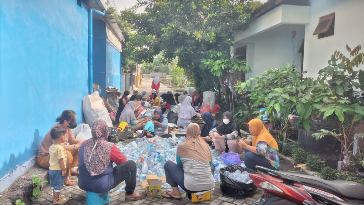 Sodaqoh Sampah Laku Jual Ibu2 Rt 04 Malangrejo