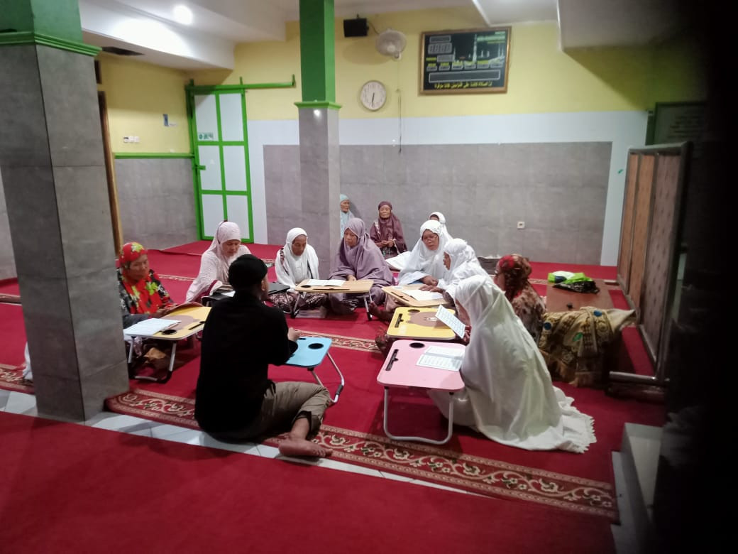 Belajar membaca Alquran dgn metode ummi jilid 5 halaman 22 sampai 27  ibu2 masjid Ar Rohmah Malangrejo