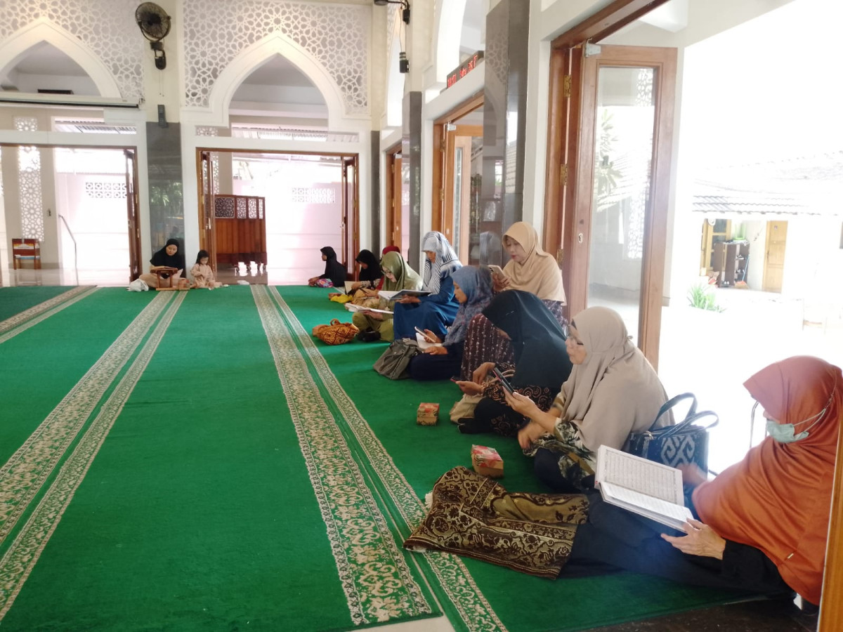 Pengajian rutin kamis pekan pertama oleh ibu2 perumahan krajan