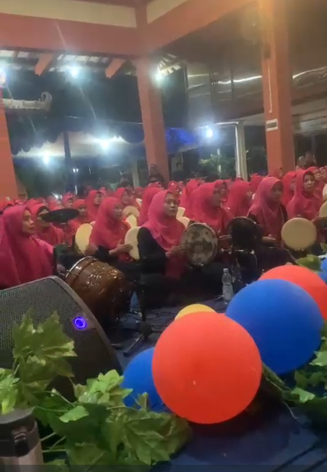 Parade Hadroh 1000 ibu-ibu Merti desa Wedomartani ke 77 dari dusun babadan