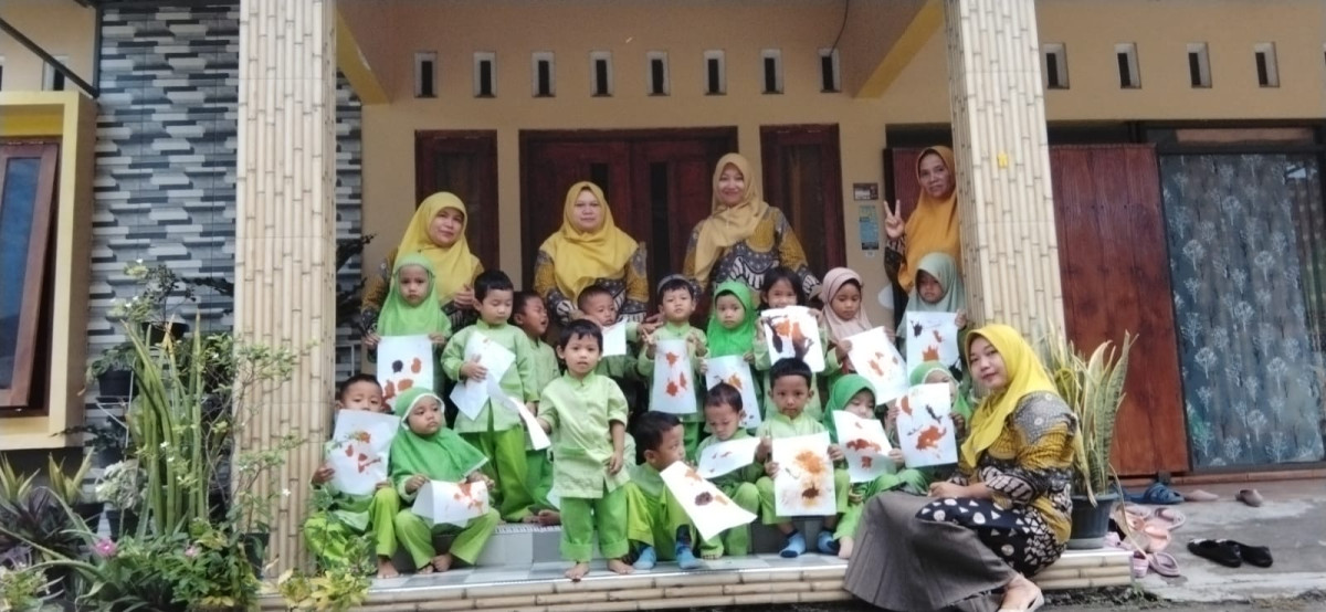 Hasil karya seni sps kemuning membatik dengan cara meniup dan Ekoprin padukuhan Tegalsari