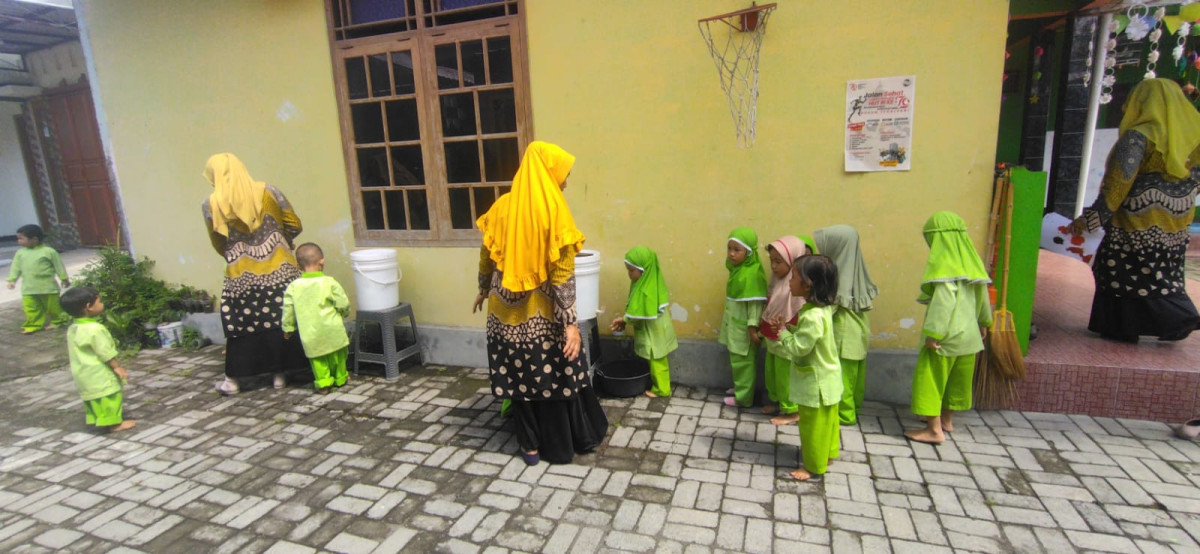 Membiasakan siswa -siswi sps kemuning padukuhan Tegalsari mencuci tangan setelah dan sebelum melakukan kegiatan