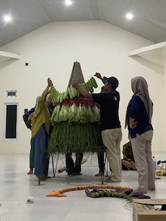 Pembuatan gunungan di Sanggrahan dlm acara merti Kalurahan