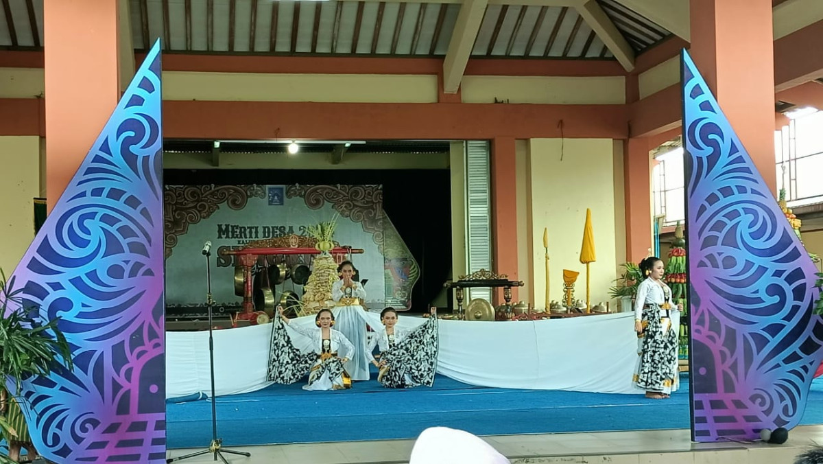 Puncak acara mertidesa wedomartani yg di hadiri oleh Bpk / ibu Dukuh krajan