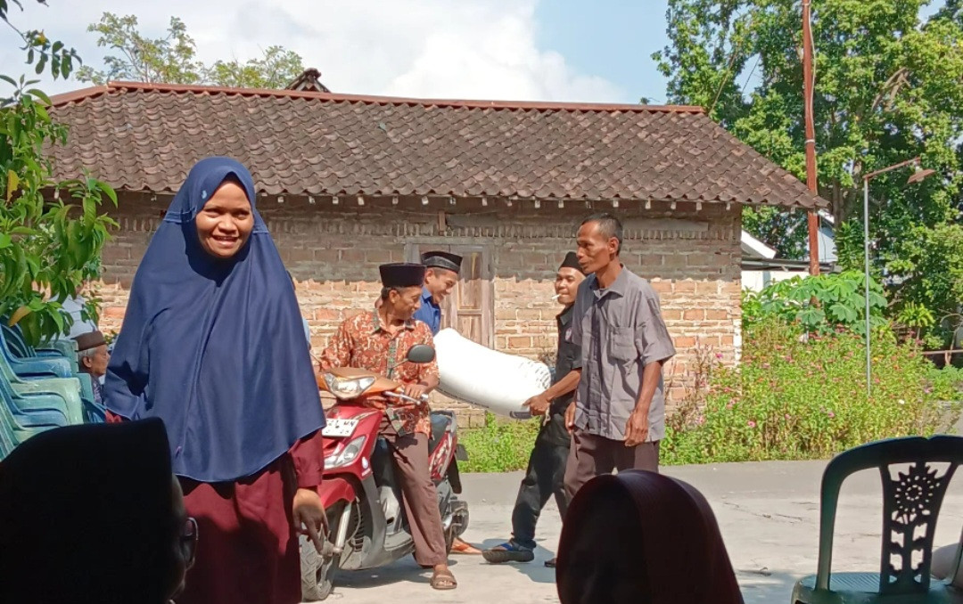 Pemberian Bantuan Beras Dari RT 01-05 Kepada Keluarga Yang Sedang Berduka di Pokoh