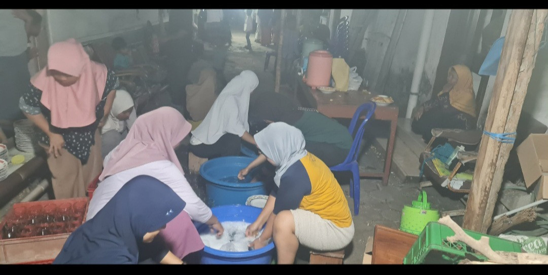 Gotong Royong Mencuci Di Sripah Pokoh Hari ke 4
