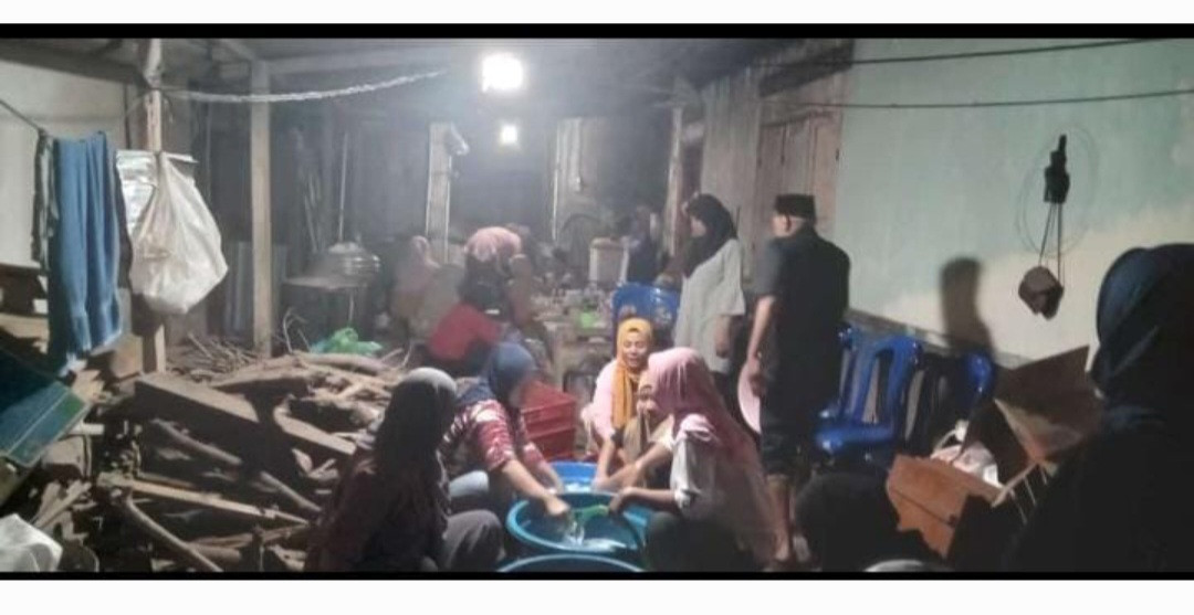 Gotong Royong Mencuci Di Sripah Pokoh Hari ke 7