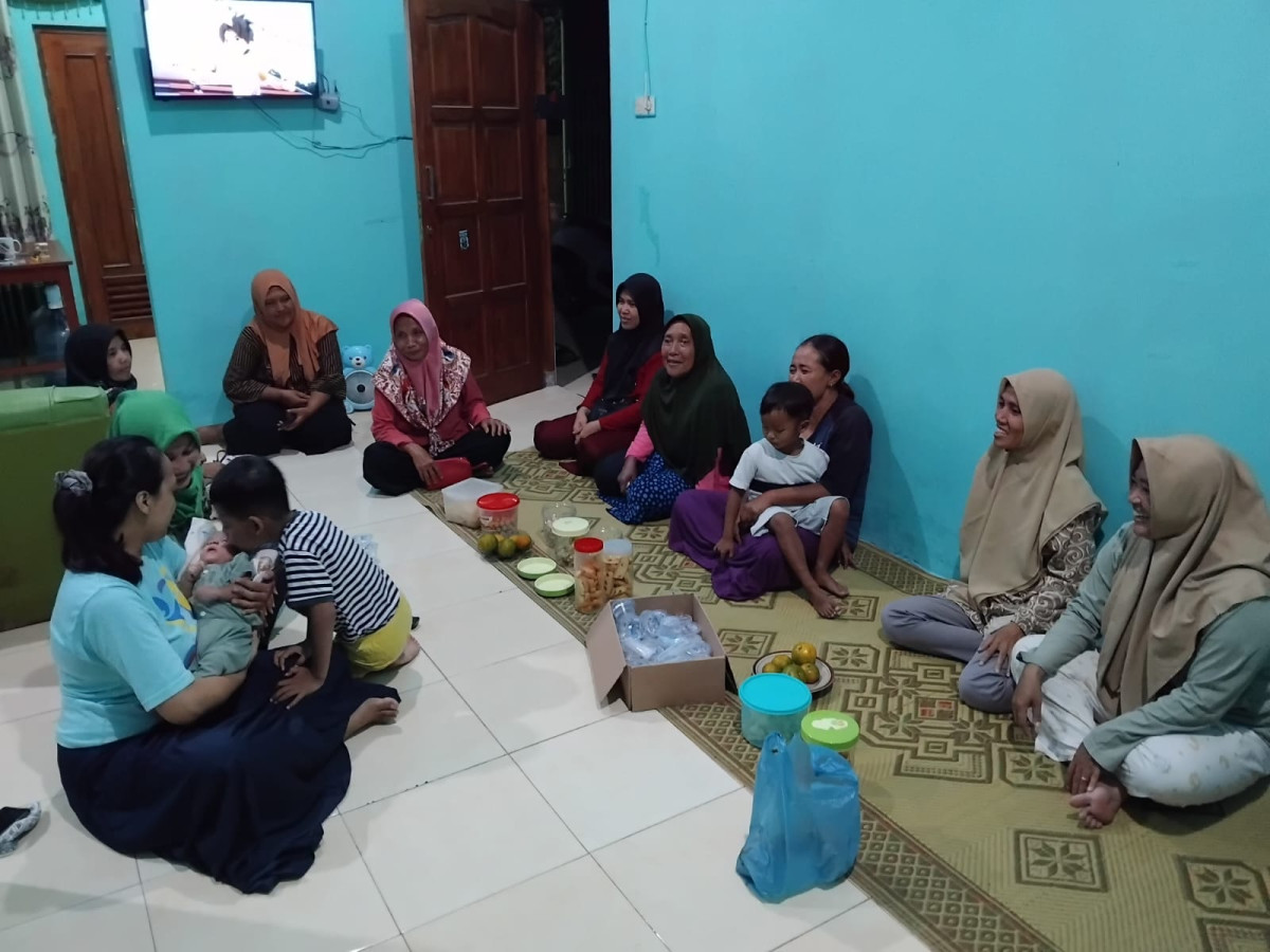 Kegiatan menjenguk kelahiran bayi   putra dari bapak danang dan ibu lia di dawis 1 rt 5 rw 35 padukuhan malangrejo
