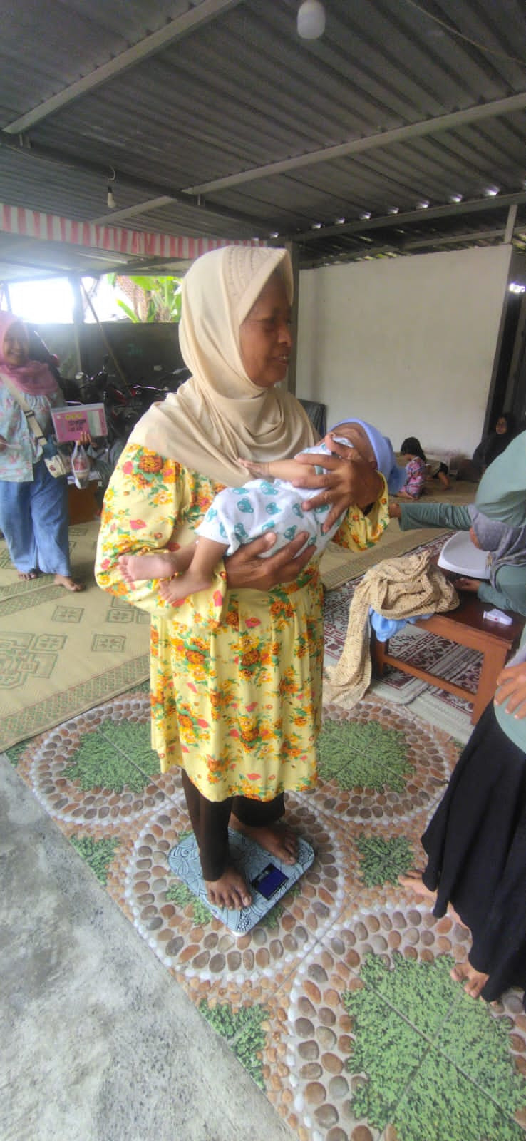 Penimbunan balita dengan cara digendong dengan pengasuh nya