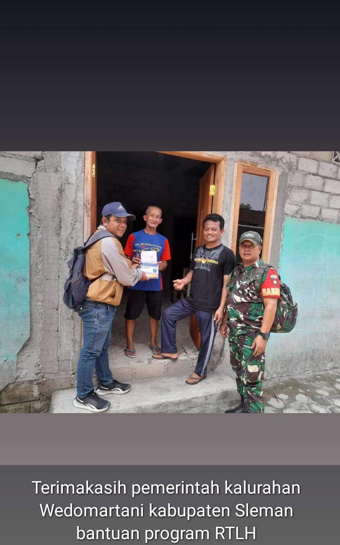 Penyaluran Bantuan program RTLH oleh Bpk Dukuh utk  salah satu warga Krajan