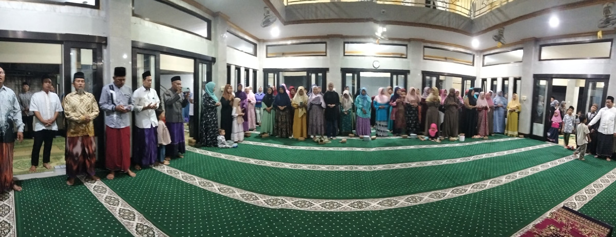 Jama'ah sholawat dan pengajian masjid Miftahul Huda Tonggalan