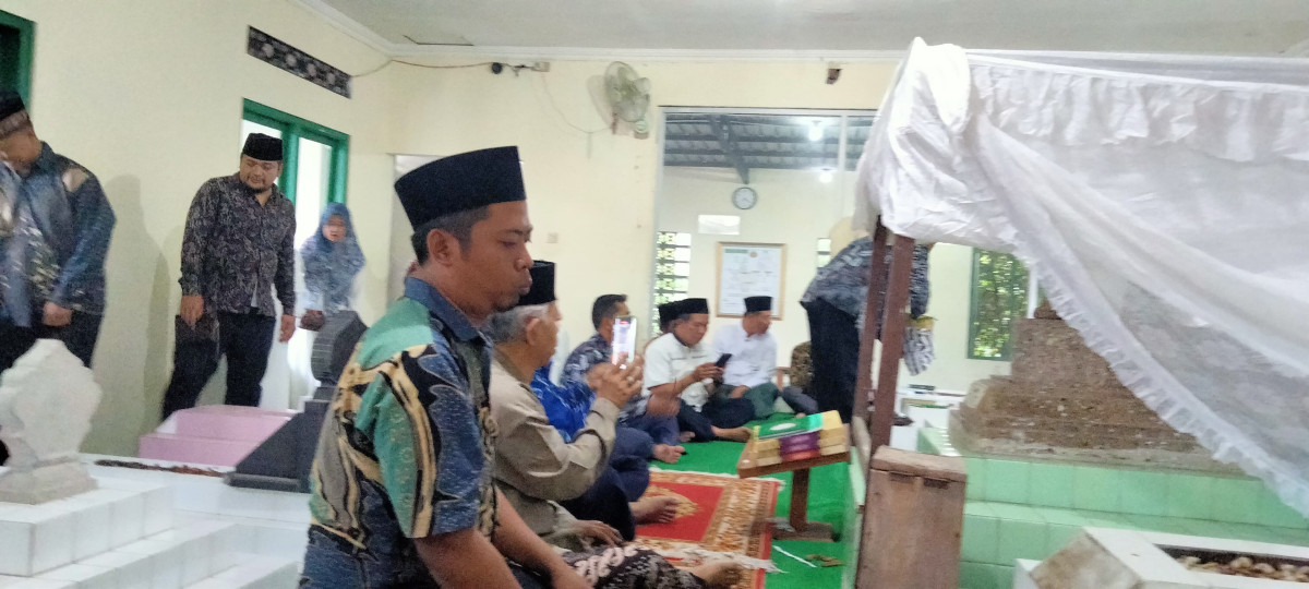 Ziarah ke makam leluhur wedomartani diikuti dukuh Tonggalan