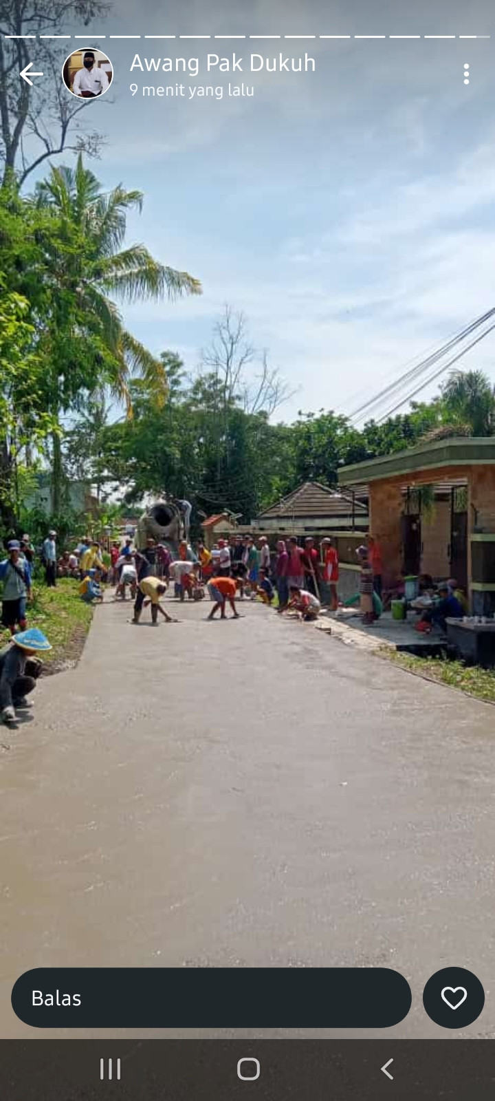 Gotong royong ngecor jalan warga Gondanglegi
