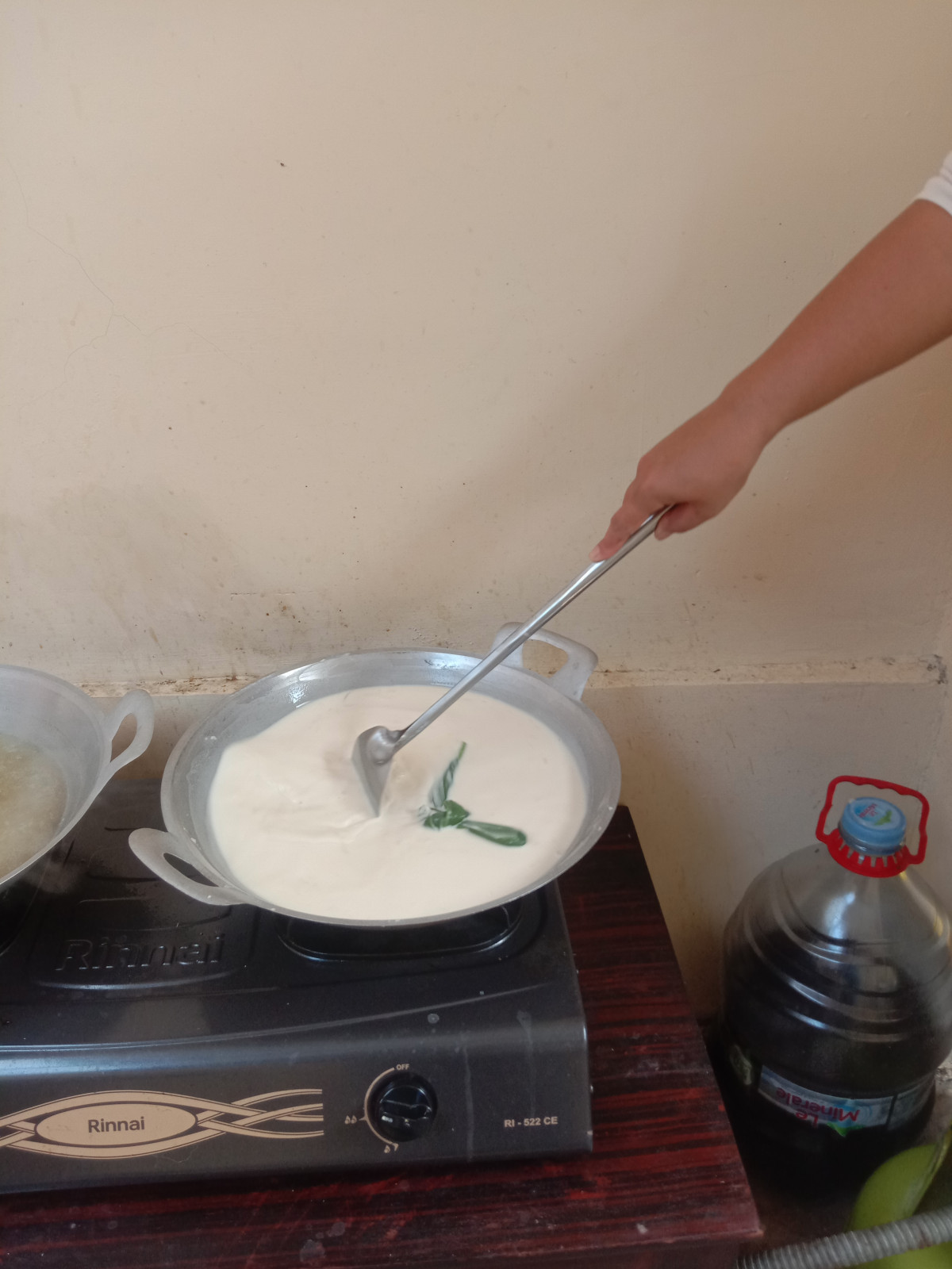 proses memasak PMT lokal utk bumil oleh kader krajan