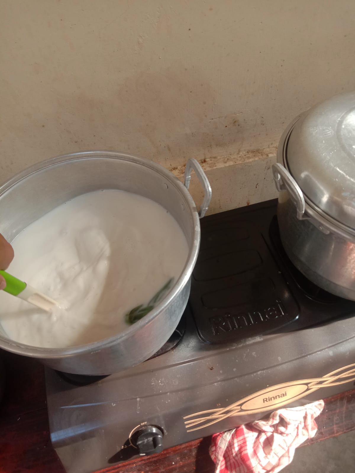 proses memasak PMT lokal utk Bumil oleh kader Krajan