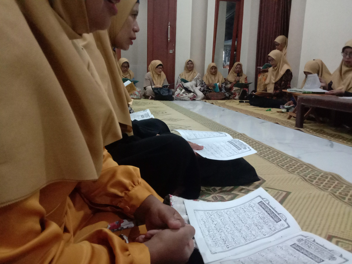 Pengajian rutin malam jumat ibu2 warga krajan