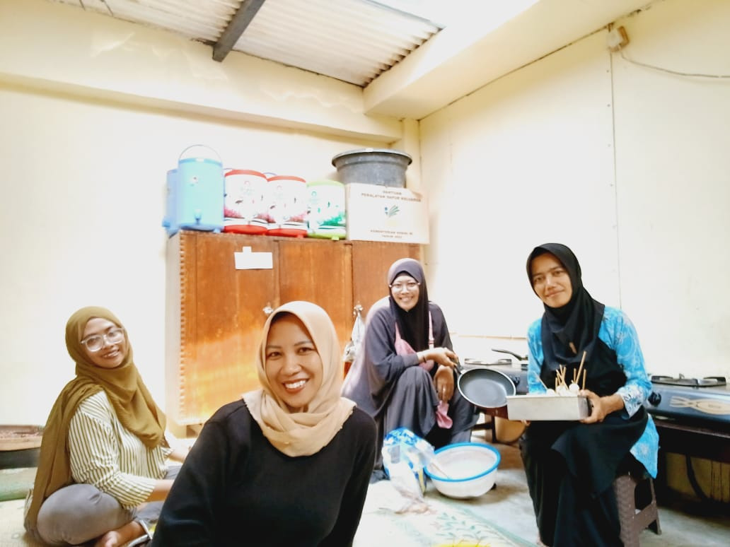 proses memasak PMT lokal oleh kader pucanganom