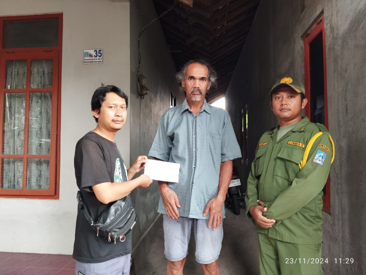 Pendistribusikan Undangan Pilkada oleh Kpps Krajan