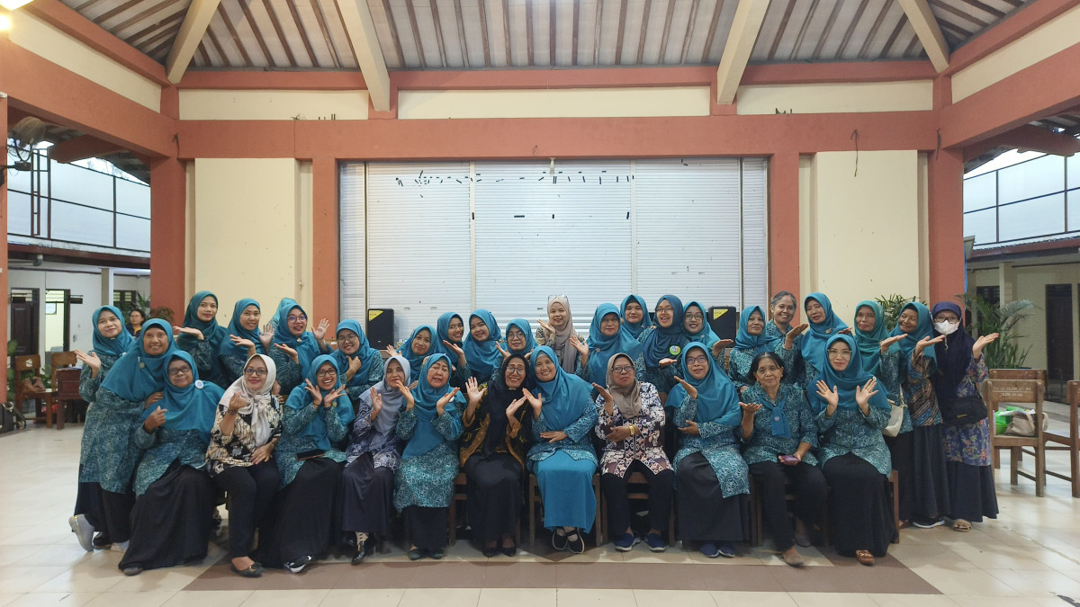 Ketua pkk padukuhan Tegalsari mengikuti pembinaan administrasi padukuhan oleh pkk kabupaten