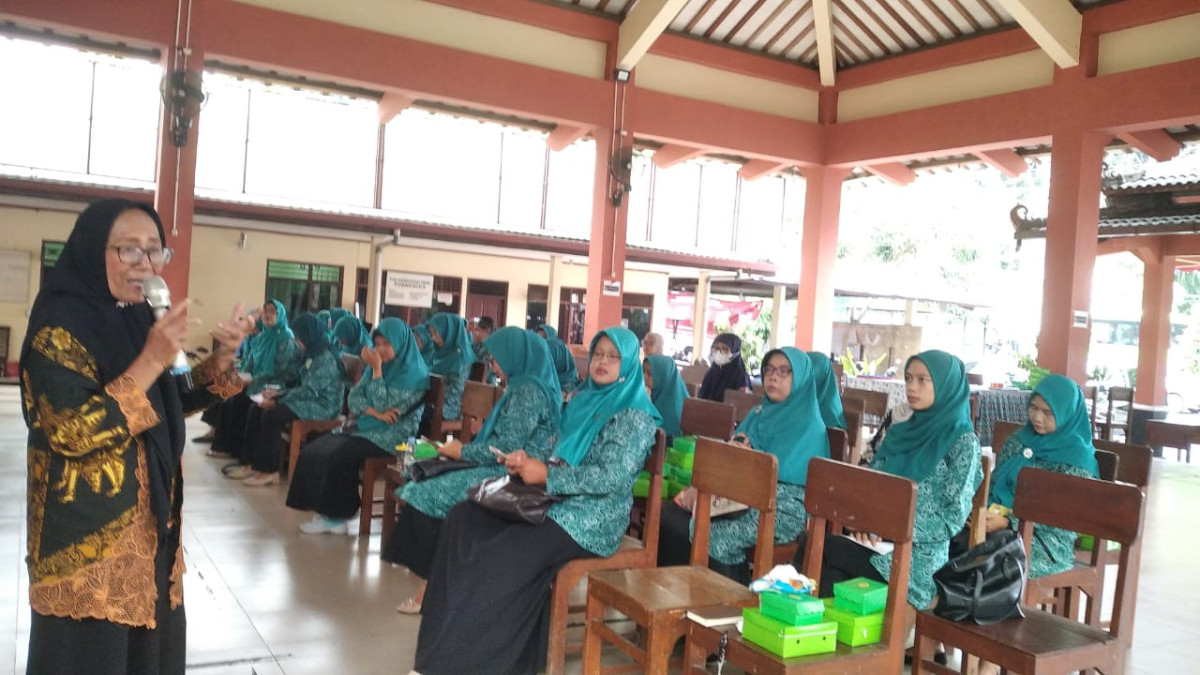 Penjelasan materi oleh ibu woro dari Kabupaten Sleman