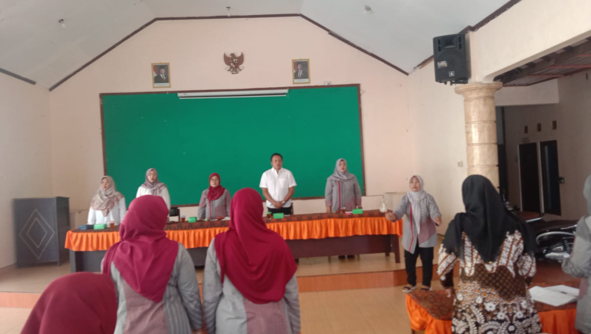 Menyanyi lagu mars kb