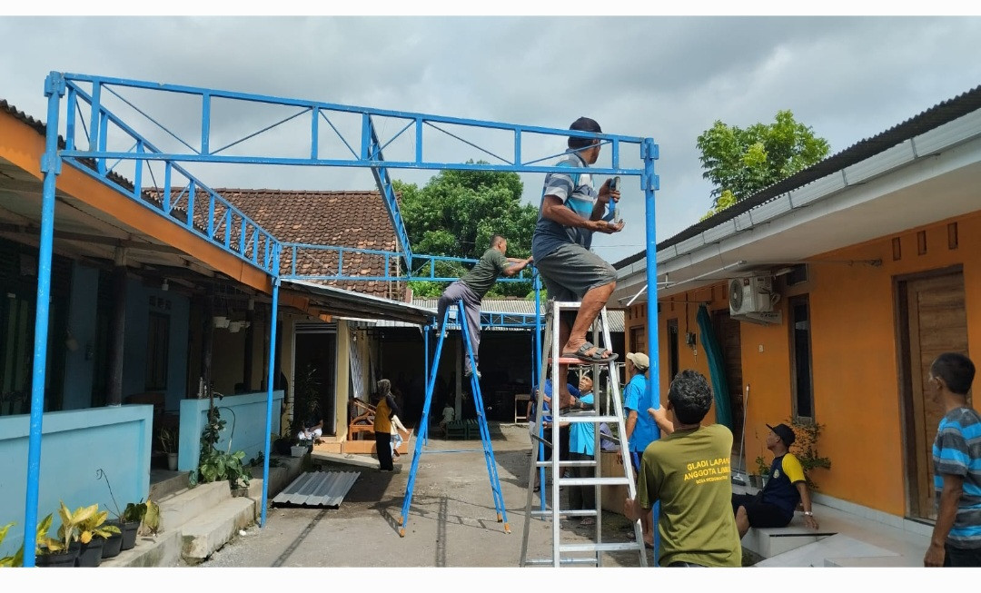 Pemasangan Tenda dan Seng Sripah RT 01 Pokoh