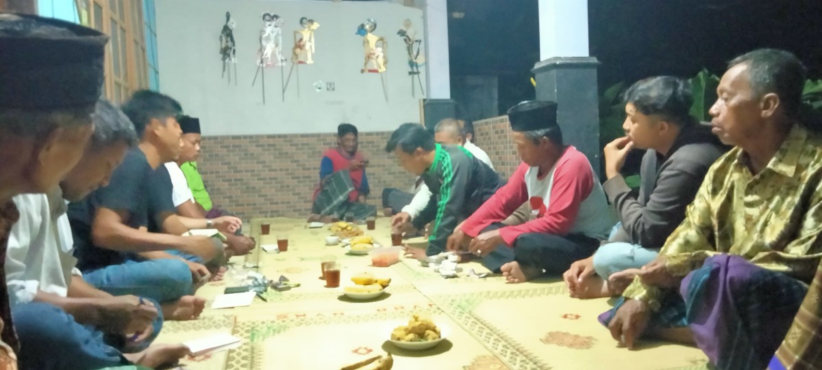 Pertemuan rutin Bapak- bapak RW 14 Padukuhan Tonggalan