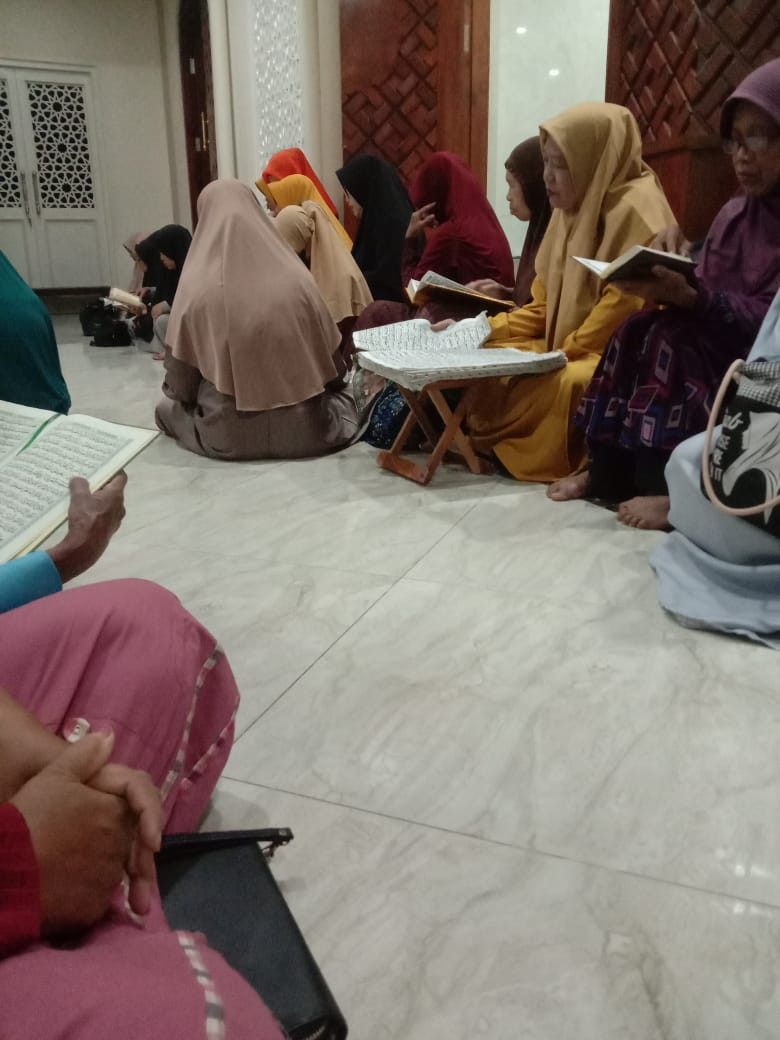 Pengajian rutin malam jumat ibu2 warga krajan