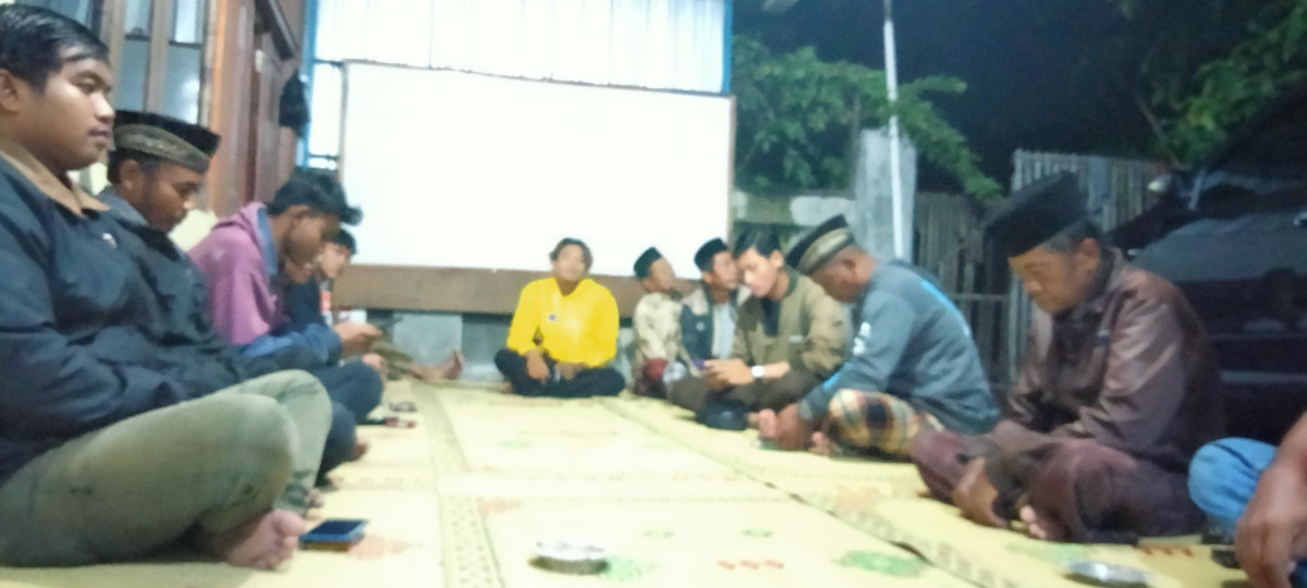 Rapat bapak-bapak dan pemuda persiapan pernikahan warga Tonggalan