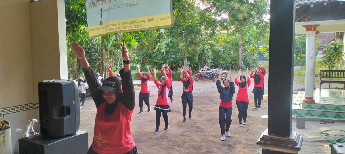 Senam Ibu2 anggota BKR Mandiri Padukuhan Malangrejo