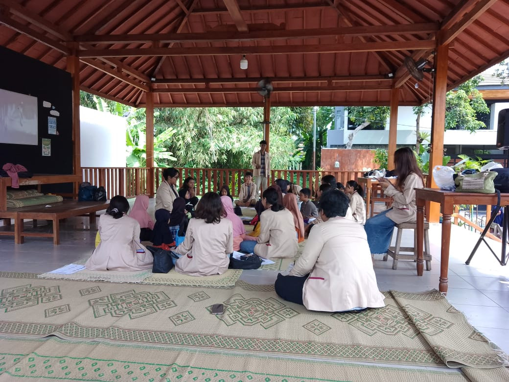Bakti sosial pendidikan oleh mahasiswa dn mahasiswi USD Universitas Sanata Darma Yogyakarta di padukuhan malangrejo