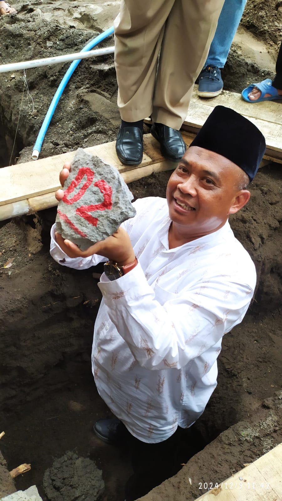 Peletak an Batu pertama oleh Bupati terpilih di Rt 01 dan 02 Dolo pucanganom