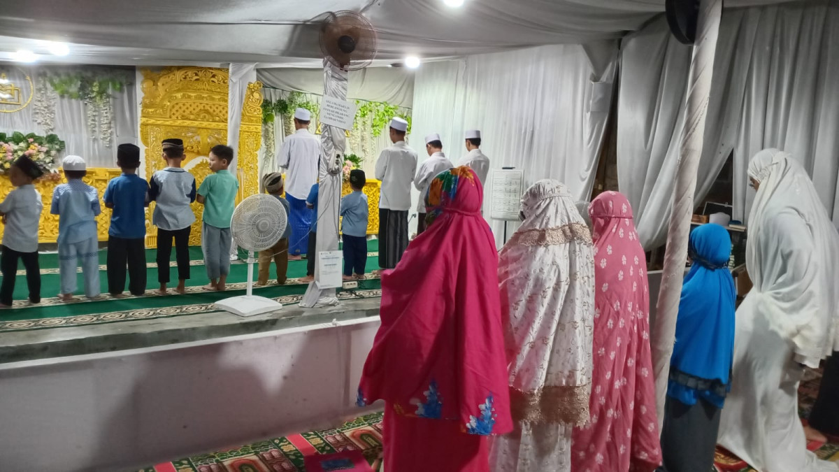 Santri santri TPA  nurul ishlahiyyah Bakungan melakukan sholat magrib berjamaah