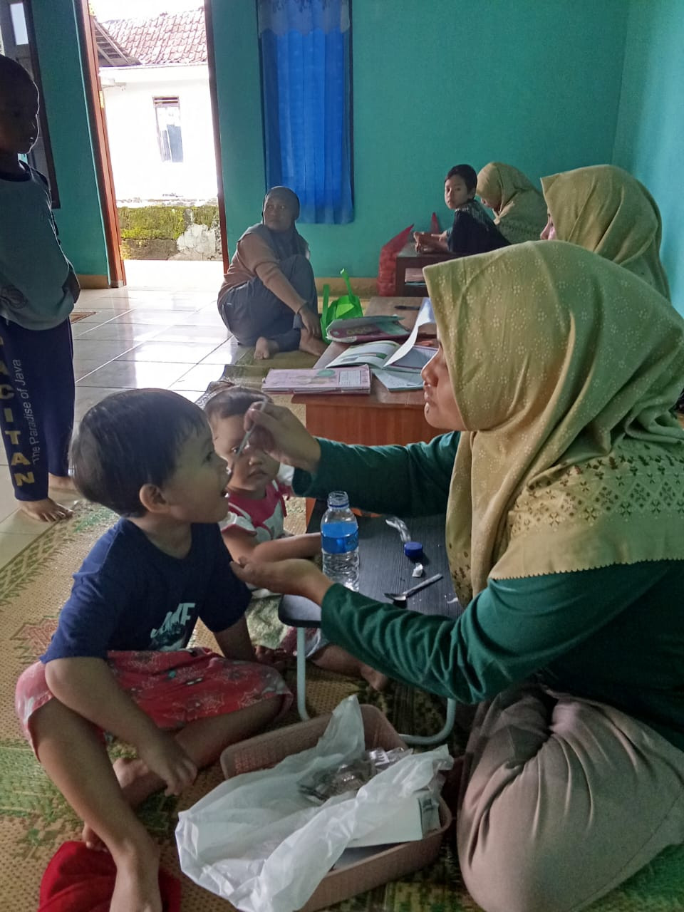 Pembagian Obat Cacing Posyandu Jati Kusuma Bakungan
