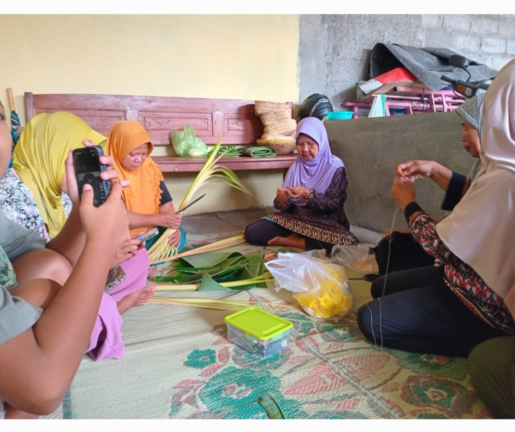 Merangkai Bunga Sripah Pokoh