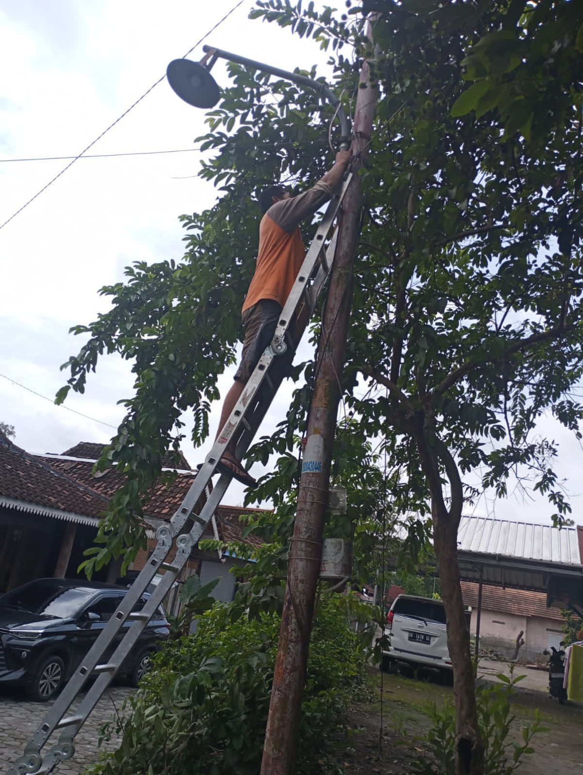 Pemasangan lampu penerangan jalan